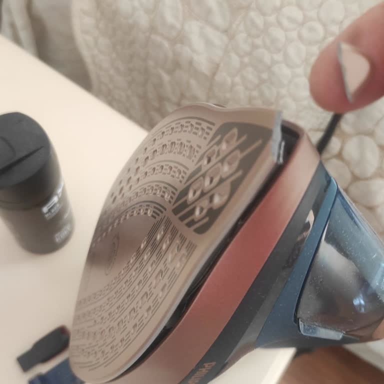 Philips 8000 Ütüsü İlk Kullanımda Tabana Kırıldı, Yetkili Servis Ücretsiz Değişimi Reddetti