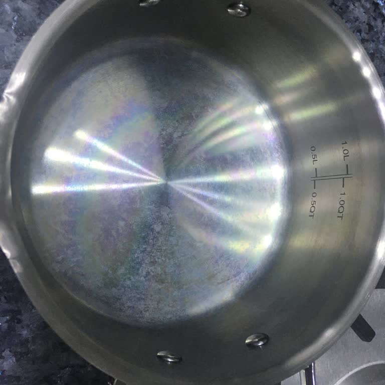 Karaca Burgaz Tencere Setinde İlk Kullanımda Gökkuşağı Renkli Lekeler