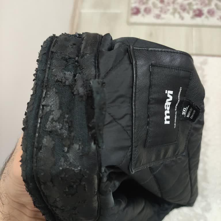 Mavi Deri Montun Yakasında Az Kullanıma Rağmen Ciddi Dökülmeler