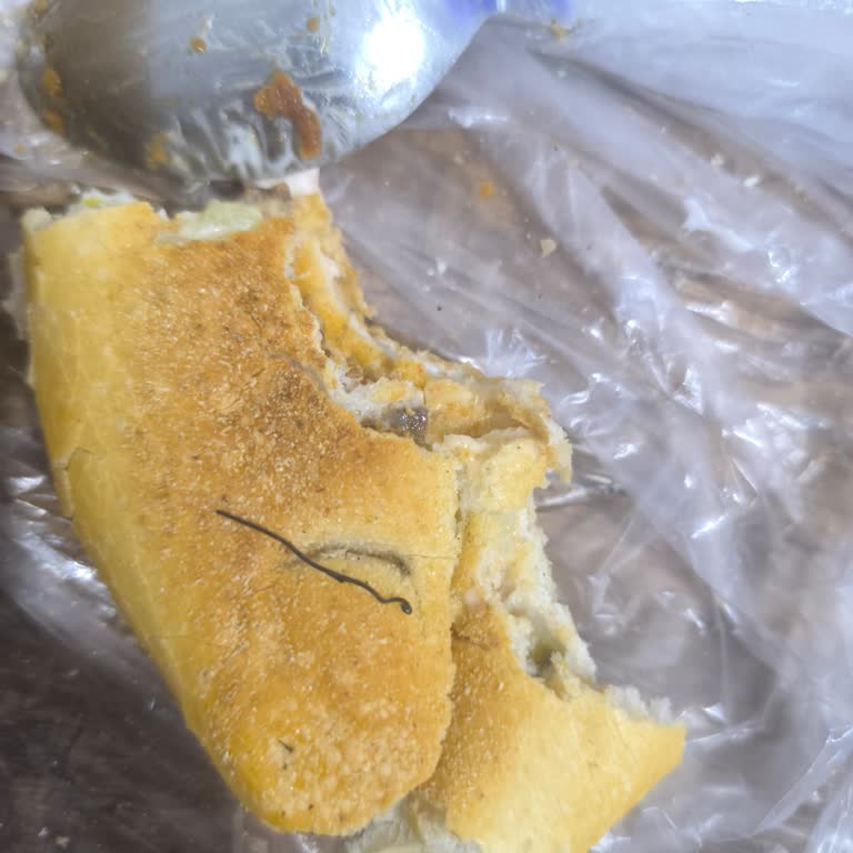 Efsane Ekmek Fabrikası'ndan Aldığım Ekmekte Tel Çıkması