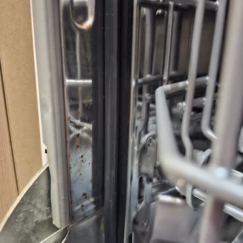 Arçelik 6144 Bulaşık Makinesinde Üç Yıllık Kullanım Sonrası Küflenme Ve Kasa Hasarı