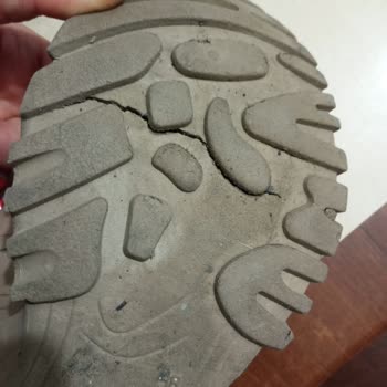 FLO Ayakkabısının Alt Tabanı Kısa Sürede Yarıldı Ve Değişim Reddedildi