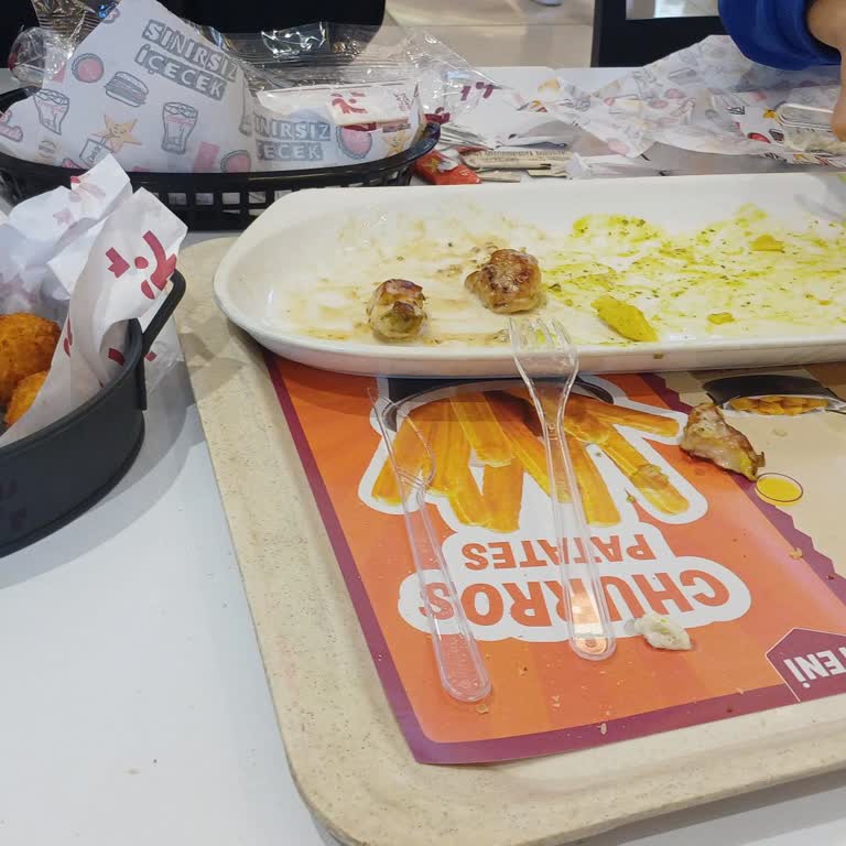 Yetersiz Pişmiş Tavuk Ve Yemekte Kıl Bulgusu