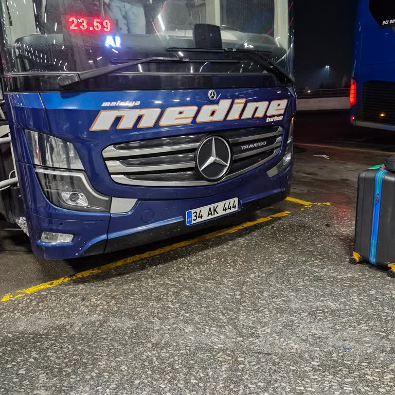 Medine Turizm Şoförü Ve Muavini Tarafından Saygısız Ve Fiziksel İtme Davranışı