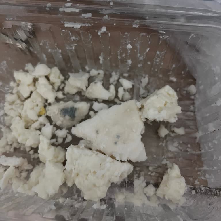Akyazı Essen Market’te Beyaz Peynirin Hızlı Küflenmesi Ve Hijyen Sorunu!