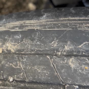 Windy Car Delinmiş Lastiklerle Seyahatte Tehlike ve Haksız Otoyol Ücreti