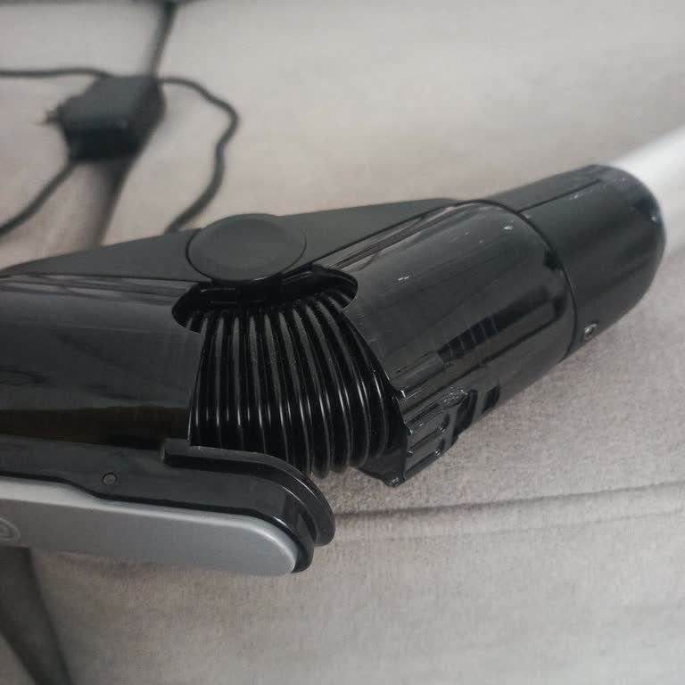 Bosch Unlimited 7 Dikey Süpürge Haznedeki Kalıntıların Dökülmesi Ve Boru Kırığı İçin Çözüm Talebi