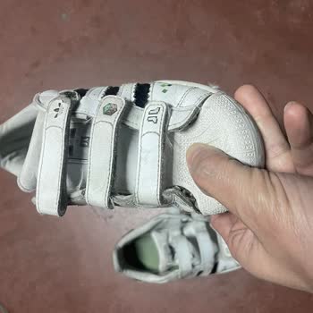 Eren Perakende Superkids Mağazasındaki Çocuk Ayakkabısının Kısa Sürede Deforme Ve Yırtılması