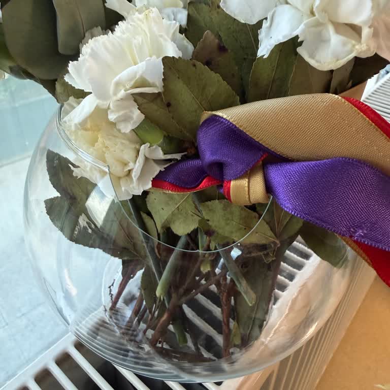 Kırık Vazo Ve Solmuş Çiçek Teslimatı