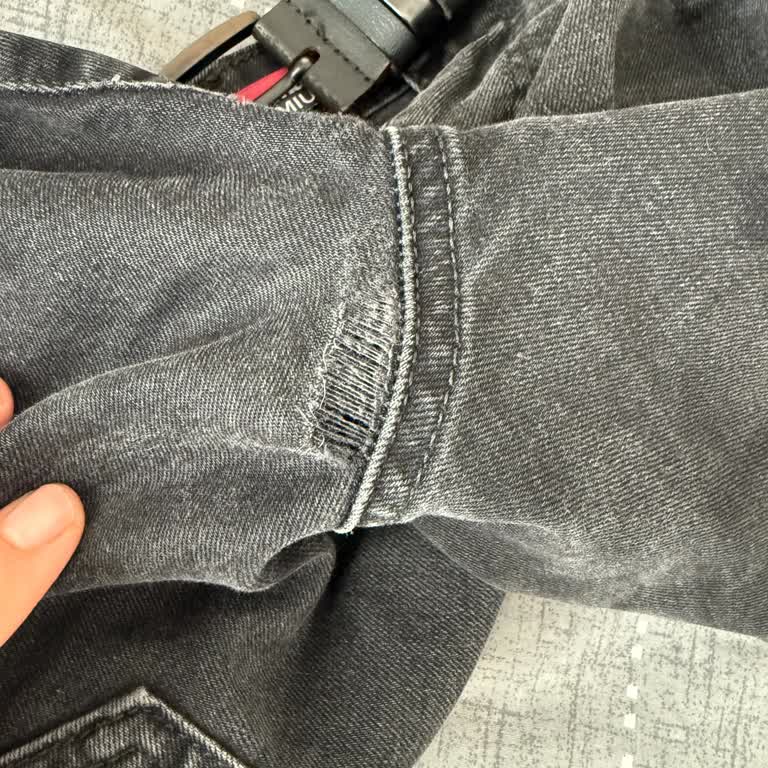 Mavi James Premium Jean Pantolonunda Bacak Arası Yırtılma