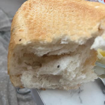 BİM Yunusemre Şubesinde Tava Ekmeğinde Fare Dışkısı Ve Hijyen Sorunu