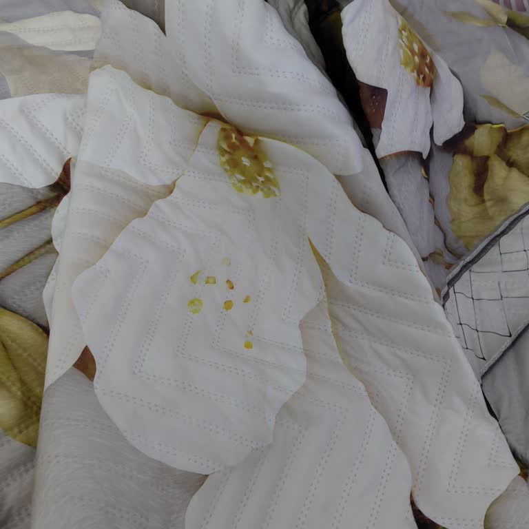 Nervadi Home Yatak Örtüsü Lekeli Geldi