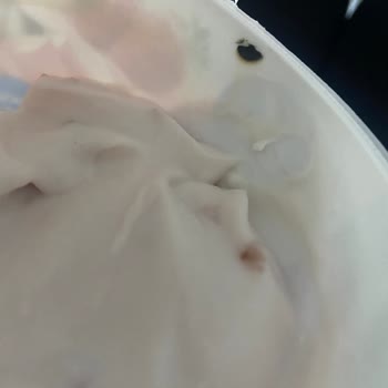 Sek Çilekli Quark Ürününün Ambalajında Küf Şüphesi Ve Sağlık Endişesi