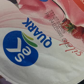 Sek Çilekli Quark Ürününün Ambalajında Küf Şüphesi Ve Sağlık Endişesi