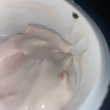 Sek Çilekli Quark Ürününün Ambalajında Küf Şüphesi Ve Sağlık Endişesi