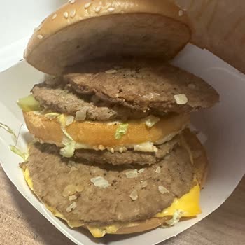 Mc Donald’s Şubesinde Bayat Hamburger Ve Patates Şikayeti