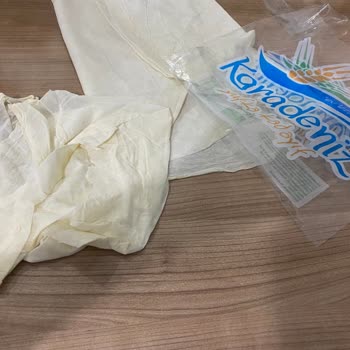 Karadeniz Yufka Ürünü Açtığımda Yufkaların Arasından Yırtık Bir Parça Çıktı