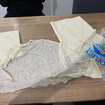 Karadeniz Yufka Ürünü Açtığımda Yufkaların Arasından Yırtık Bir Parça Çıktı