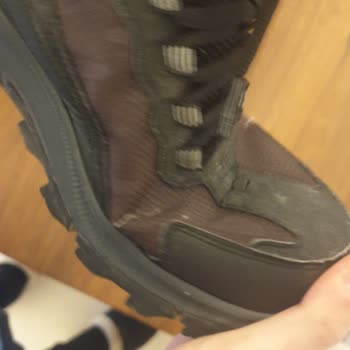 Skechers Bot Su Geçiriyor, Yırtıldı, (Garanti Süresi İçinde )