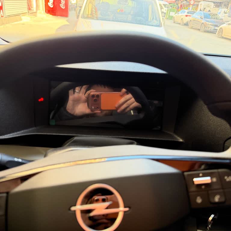 Opel Vivaro XL’de 1000 Kilometrede Ekranların Kararması Ve İkame Araç Talebi