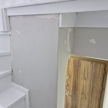 Lia Boya & Dekorasyon Merdiven Boyama Sonrası Duvara Dökülen Boya