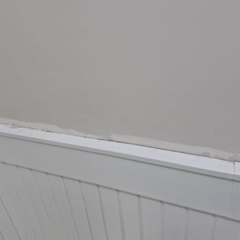 Lia Boya & Dekorasyon Merdiven Boyama Sonrası Duvara Dökülen Boya