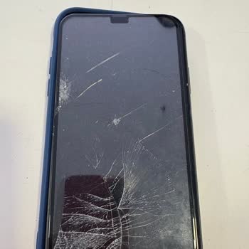 Apple Mağazası Çalışanının İphone 11 Ekranını Kırması Ve Sorumluluk Redi