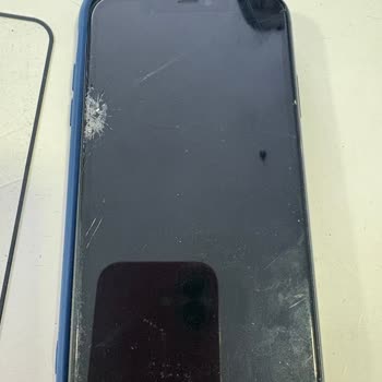 Apple Mağazası Çalışanının İphone 11 Ekranını Kırması Ve Sorumluluk Redi