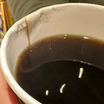 Starbucks Bardak Kapağı Patlayınca Sıcak Kahve Dökülüp Bacağıma Yanık Verdi