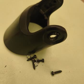 Kırılan Küçük Bağlantı Parçası İçin Tüm Süpürge Başlığı Satın Almak Zorunda Kaldım