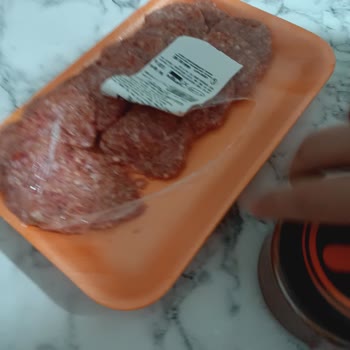 Köfteci Yusuf’tan Gelen Siparişte Ambalaj Yırtılması Ve Sos Sızıntısı!