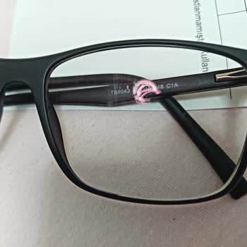 Adellens Optik Gözlüğün Camlarında, Çok Kısa Sürede Deformasyonlar Ve Soyulmalar Meydana Geldi!