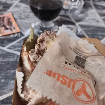 Köfteci Yusuf Şubesinde Çift Burgerde Tel Parçası Bulunması