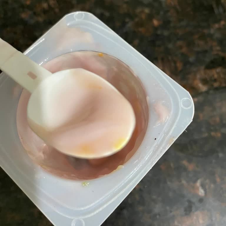 Sütaş Meyveli Yoğurdun Bozuk Tadı Ve Şüpheli Görünümü