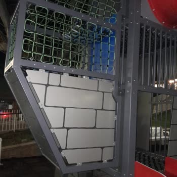 Florya İBB Oyun Parkı Kaydırağının Yüksek Çıkış Basamağı Çocuk Güvenliğini Tehlikeye Atıyor