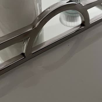 Kısa Sürede Paslanan Metal Tepsi Ve Mağaza İlgisizliği