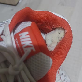 İçten Yırtılan Nike Ayakkabıda Metal Parça Ve Sağlık Riski