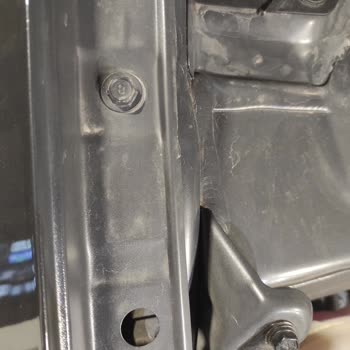 Kia Sportage Kaputunda Asimetri Ve Vidalar Üzerindeki Şüpheli İzler