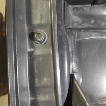 Kia Sportage Kaputunda Asimetri Ve Vidalar Üzerindeki Şüpheli İzler