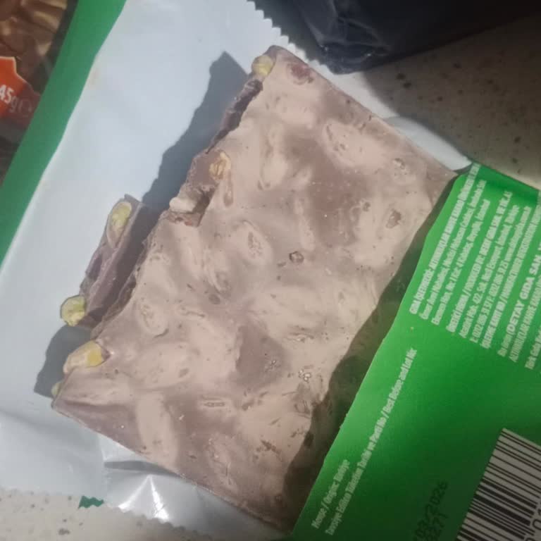 Kahve Dünyası Yenimahalle Şubesinde Renk Bozulmuş Ve Bayat Antep Fıstıklı Çikolata