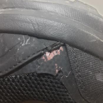 Ayakkabının 15 Gün İçinde Soyulması Ve Mağaza Personelinin Kimyasal Müdahalesi