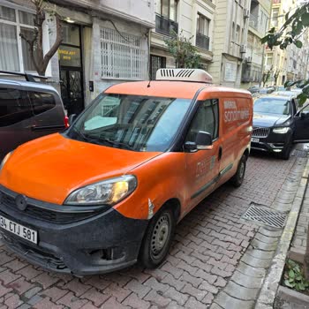 Migros Sanal Market Şoförünün Yol Ortasına Park Ederek Trafiği Engelledi