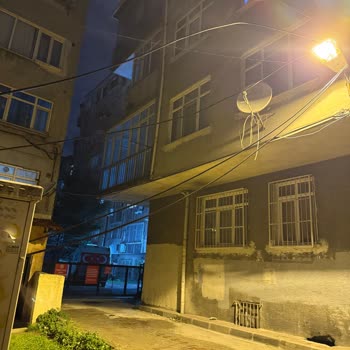 İstanbul Fatih’te Türk Telekom Kablolarının Düşük Asılı Durumu Yaya Güvenliğini Tehdit Ediyor