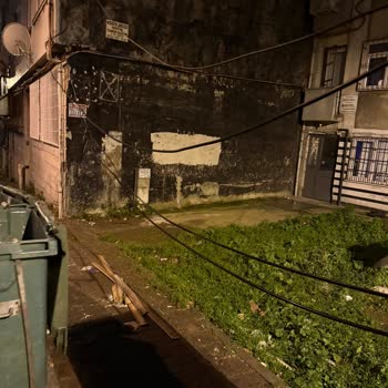 İstanbul Fatih’te Türk Telekom Kablolarının Düşük Asılı Durumu Yaya Güvenliğini Tehdit Ediyor