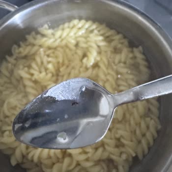 Makarna İçinde Beş Ölmüş Böcek Bulunması Sağlık Krizi