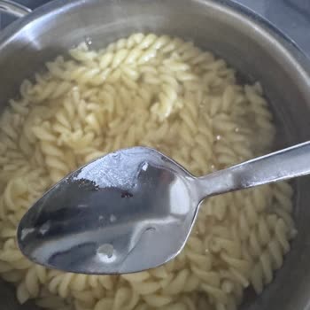 Makarna İçinde Beş Ölmüş Böcek Bulunması Sağlık Krizi