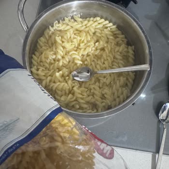 Makarna İçinde Beş Ölmüş Böcek Bulunması Sağlık Krizi