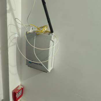 Fiber İnternet Nakil İşleminde Personelin Çöp Bırakması Ve İnternet Kutusunu Dağınık Bırakması