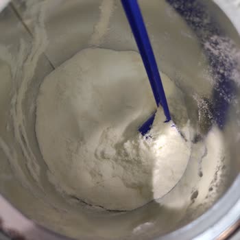 Kırık Kaşık Çıkan Bebek Formülü İçin Güvenlik Ve Hijyen Şikayeti