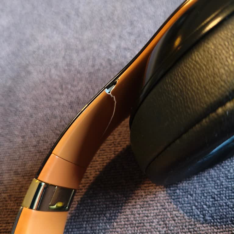 Beats Studio 3 Kulaklıkta Çatlak Ve Kullanıcı Hatası İddiasına Karşı Ücretsiz Değişim Talebi